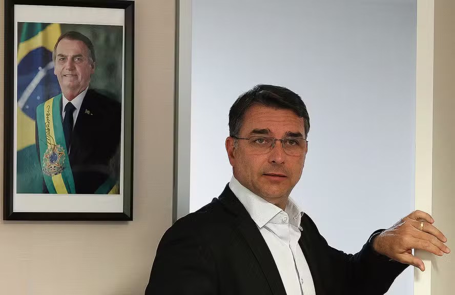 Flávio Bolsonaro empata tecnicamente com Lula no 2º turno, diz pesquisa AtlasIntel/Bloomberg 