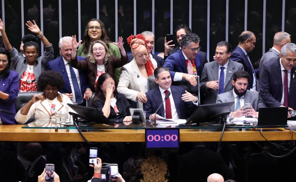 Câmara aprova PEC que acaba com a escala 6×1; matéria segue para o&nbsp;Senado